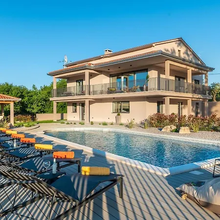 Villa Luxury Santa Cruz With Xl Pool And Jacuzzi Potpican