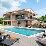 Luxury Santa Cruz With Xl Pool And Jacuzzi Villa Potpićan